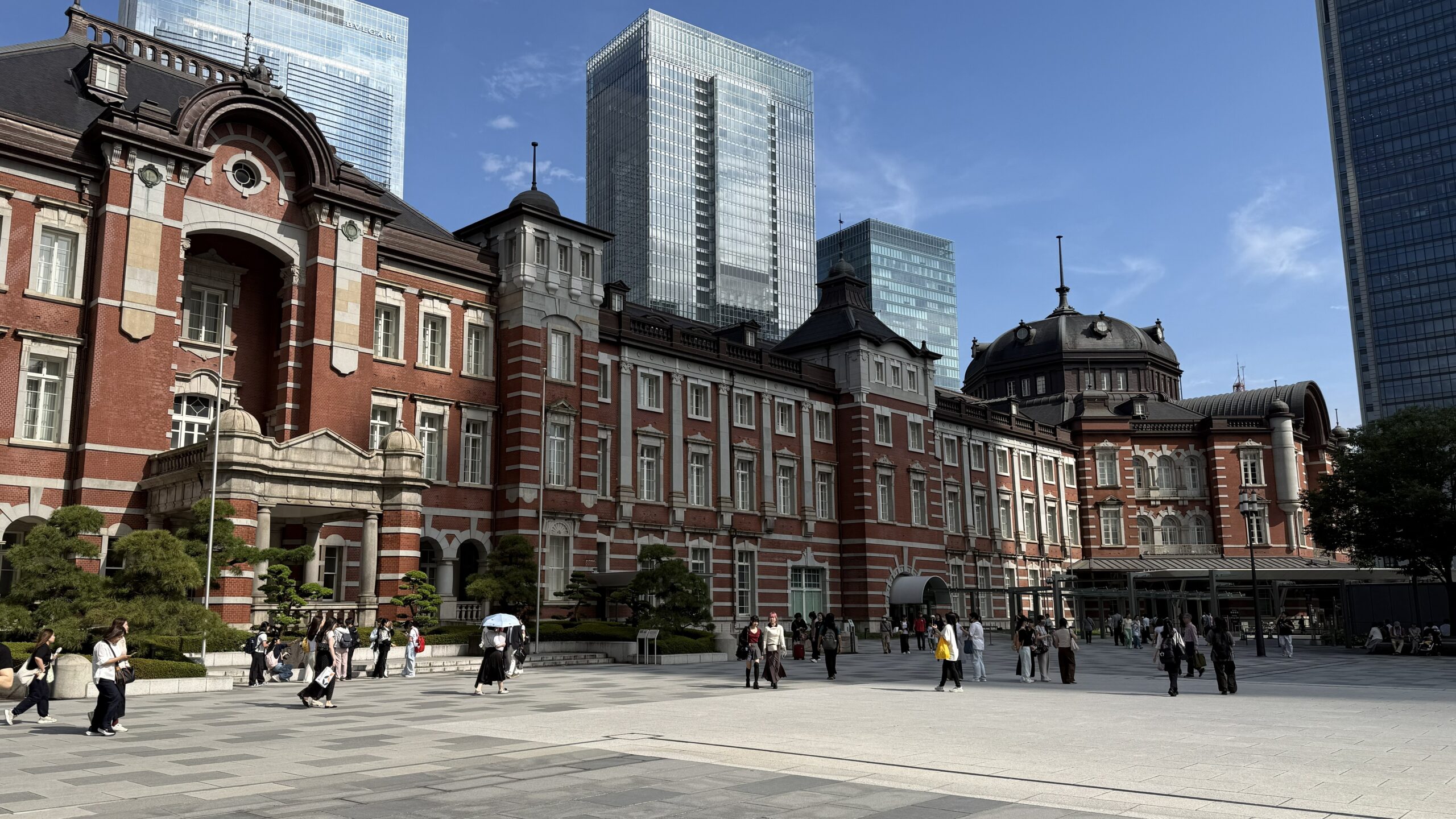 東京駅丸の内側の赤レンガ駅舎と駅前広場