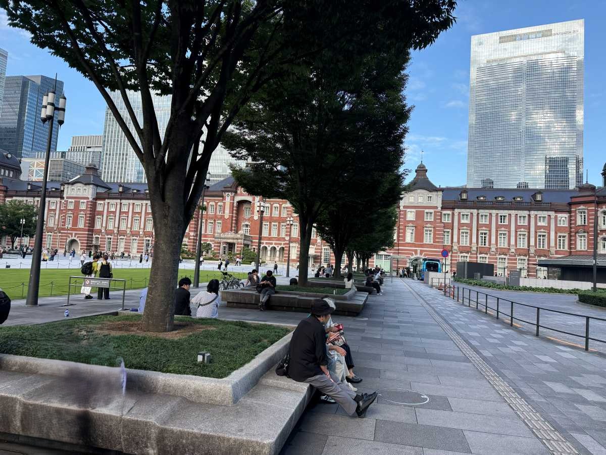 東京駅丸の内駅前広場と行幸通りのベンチ