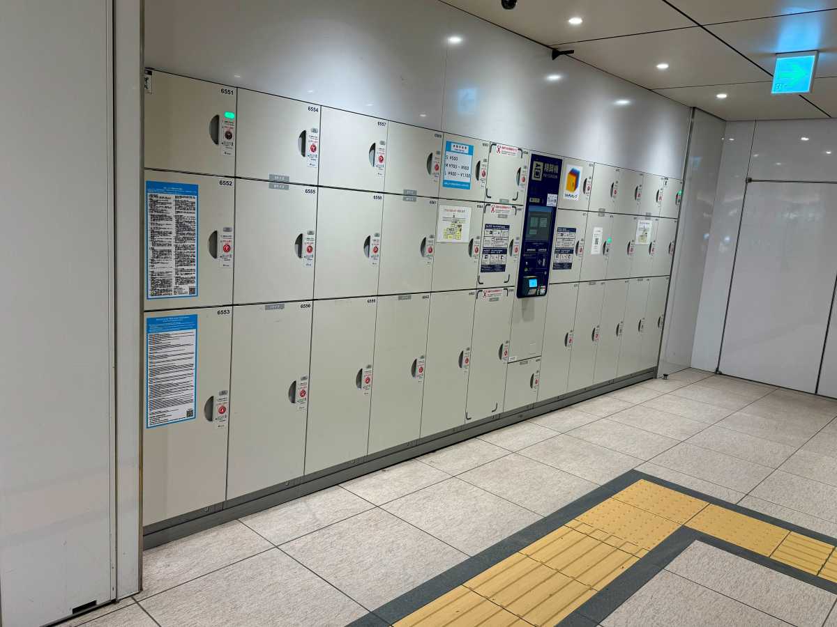 改札内のコインロッカーの案内表示