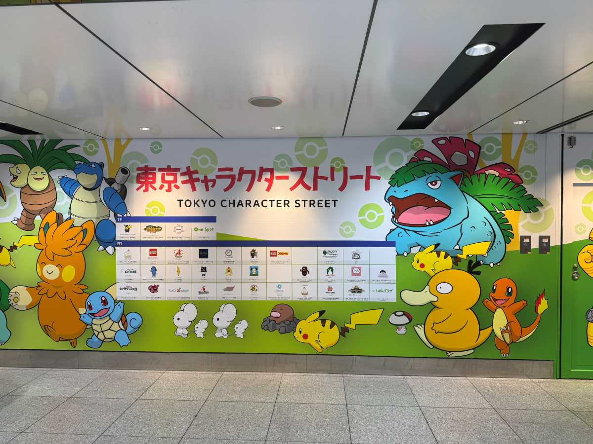 東京キャラクターストリートの入口とキャラクターショップが並ぶ通り