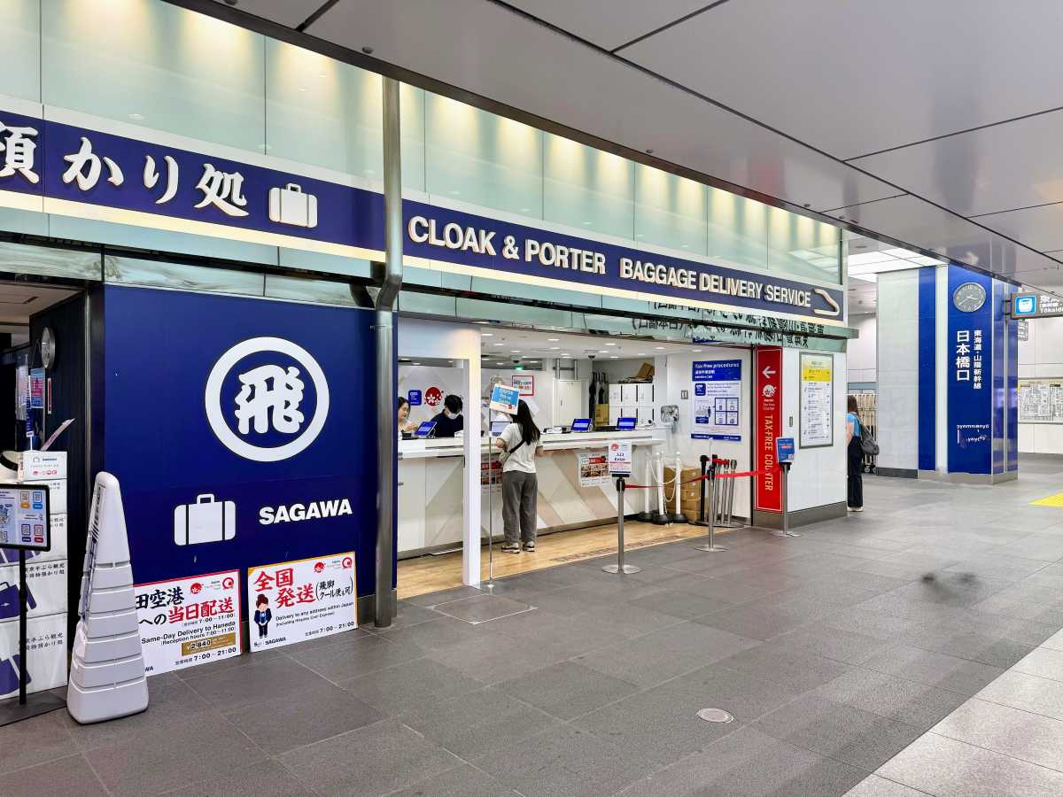 Luggage storage sign near Tokyo Station