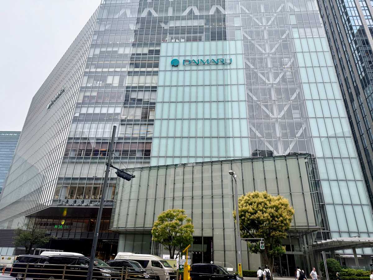 大丸東京店の八重洲側入口・案内表示