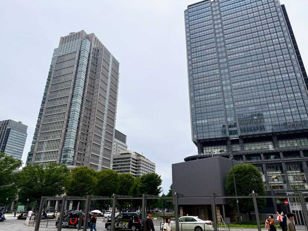 丸ビル・新丸ビルの丸の内側入口と案内表示
