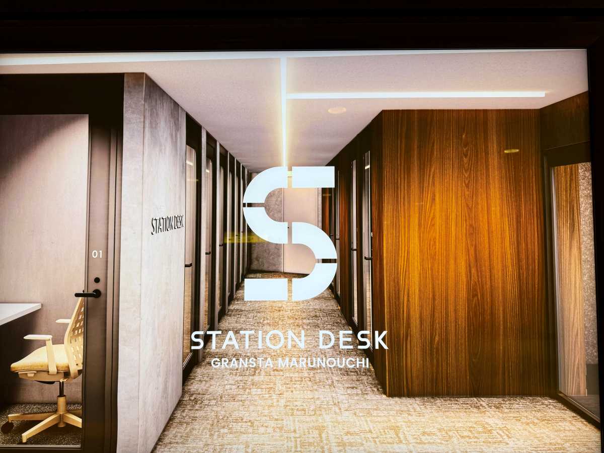STATION DESK グランスタ丸の内の入口・個室ブース案内表示