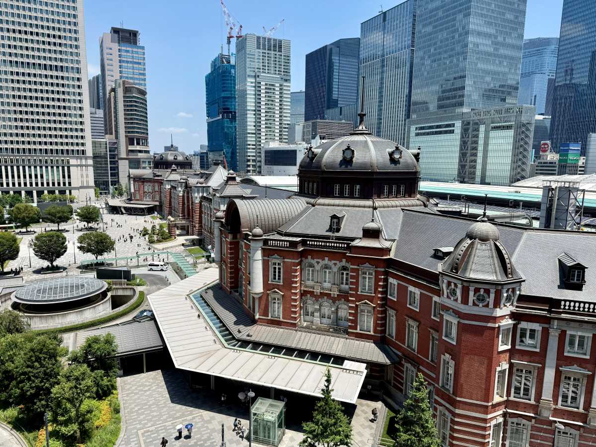 KITTEガーデンから見下ろす東京駅丸の内駅舎と高層ビル群