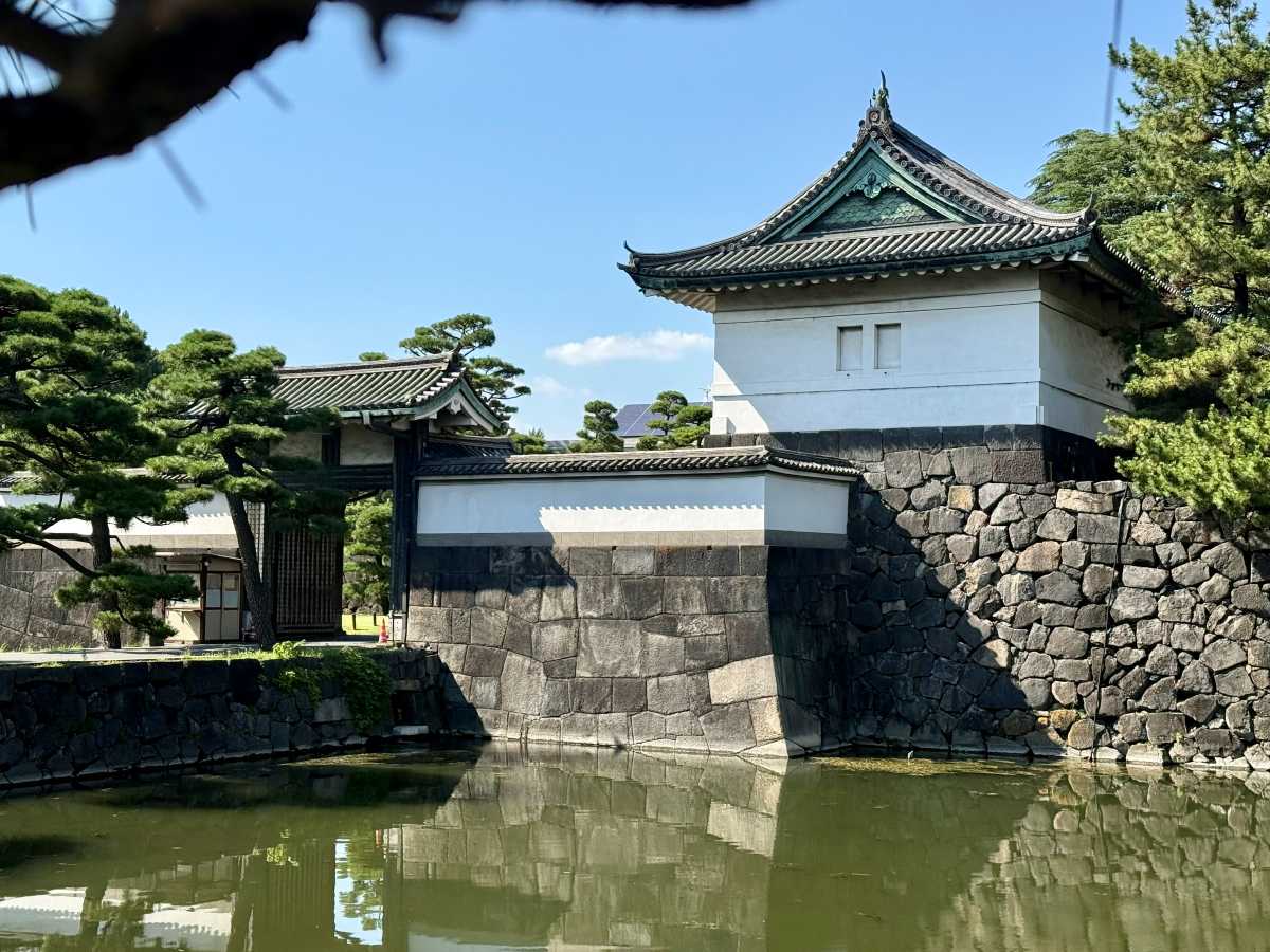 大手門周辺の石垣と皇居東御苑内の江戸城跡の景観