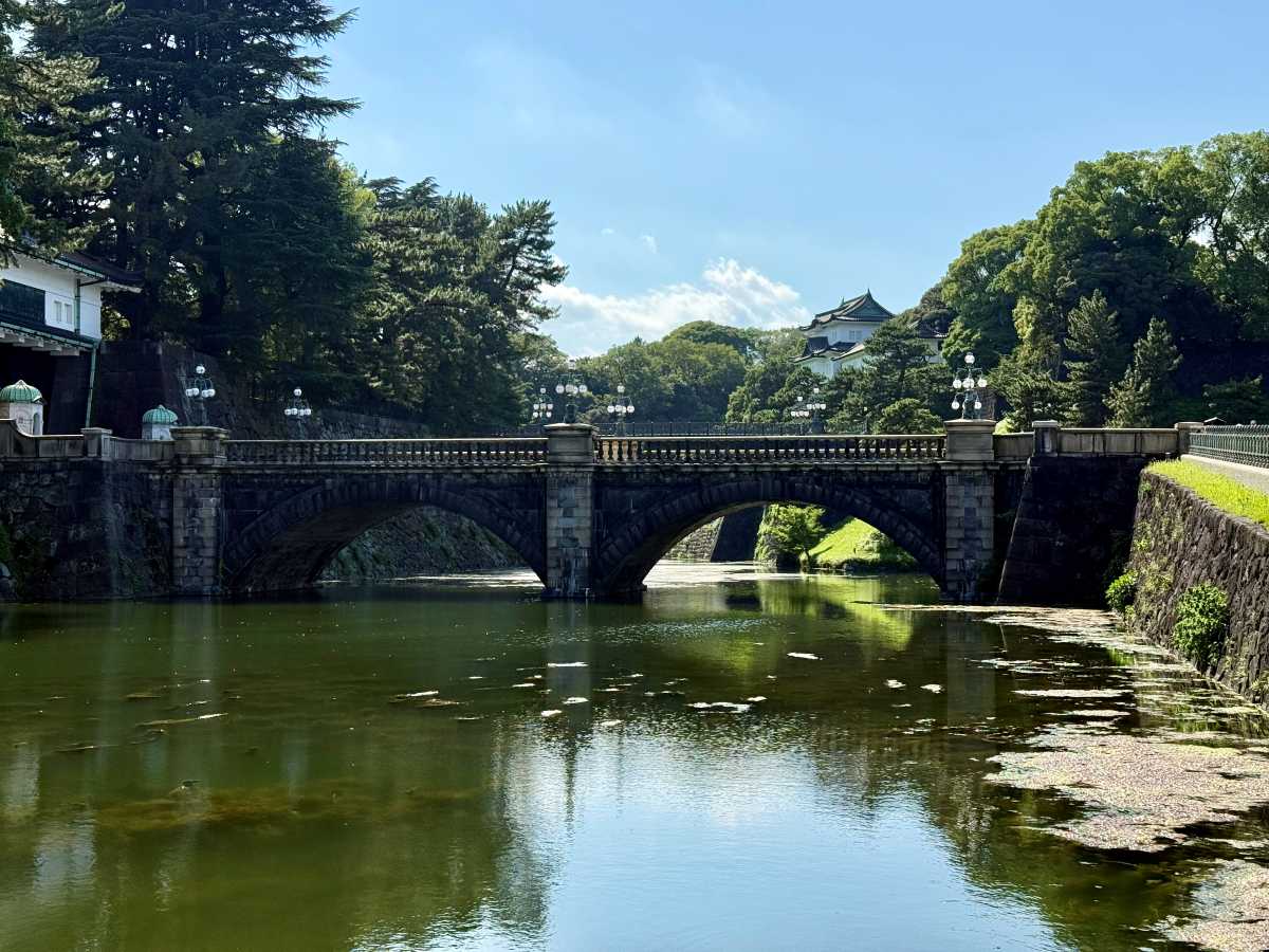 皇居前広場から望む二重橋周辺の景観