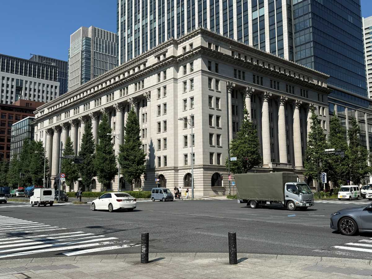 皇居のお濠越しに望む明治生命館のコリント式列柱