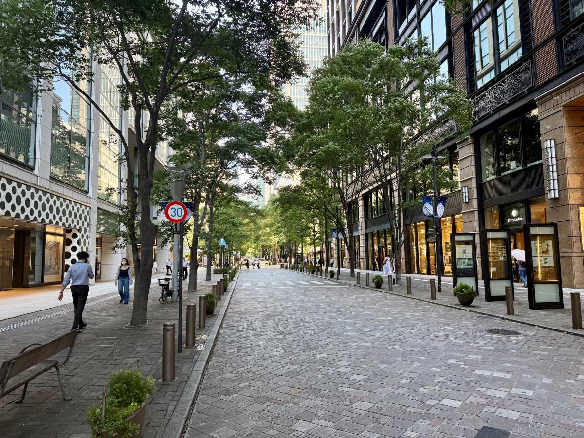街路樹とパブリックアートが並ぶ丸の内仲通り