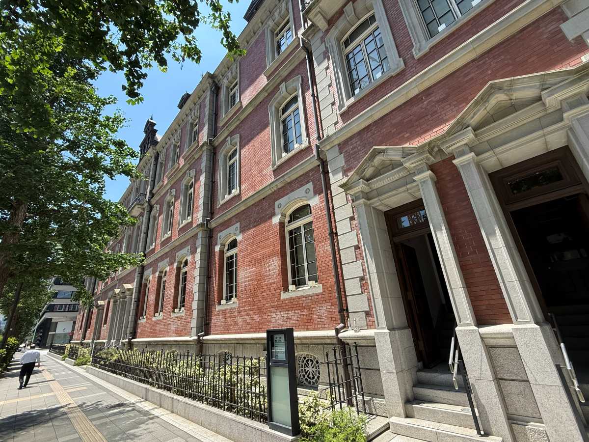 三菱一号館美術館の赤レンガ外観と丸の内ブリックスクエアの中庭