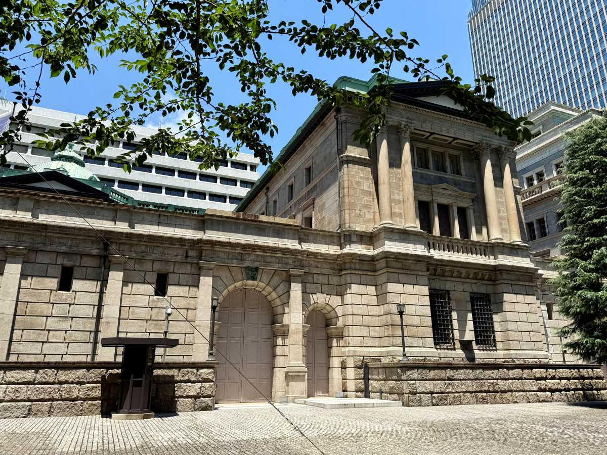 中央にドームを据えた日本銀行本店本館の石造り外観