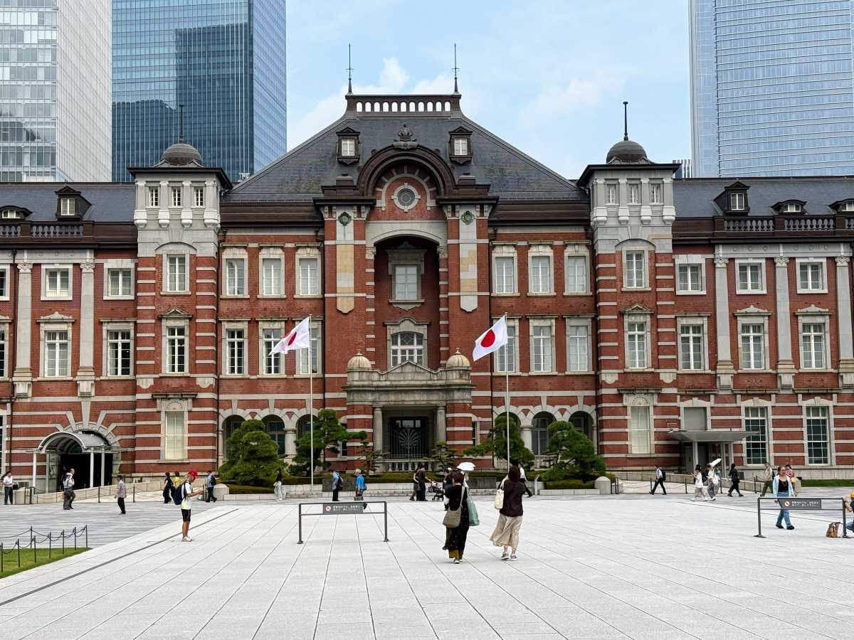 丸の内駅前広場から見た東京駅丸の内駅舎中央部と南北ドーム