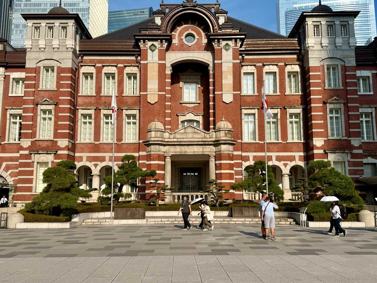 赤レンガと白い石の帯が映える東京駅丸の内駅舎の正面全景