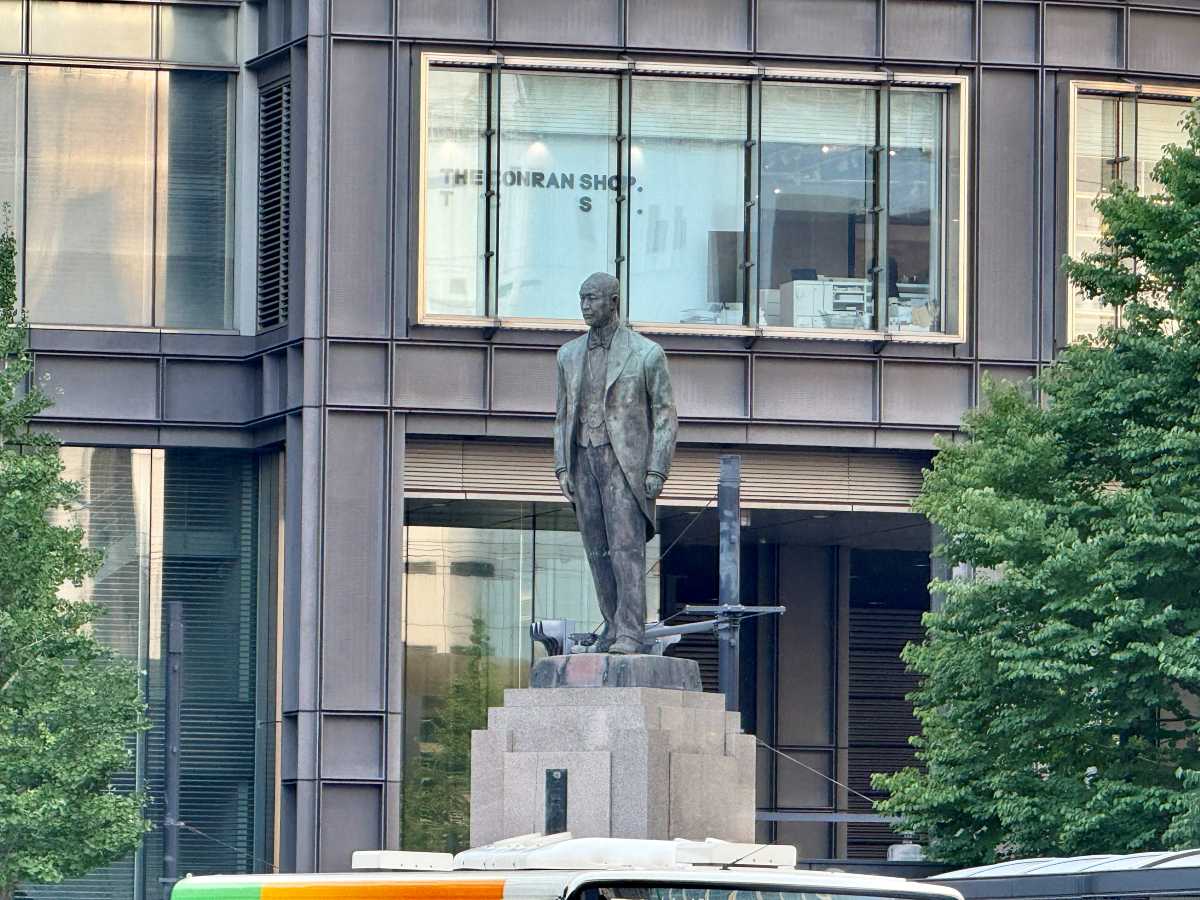 丸の内駅前広場北西側に立つ井上勝像と赤レンガ駅舎
