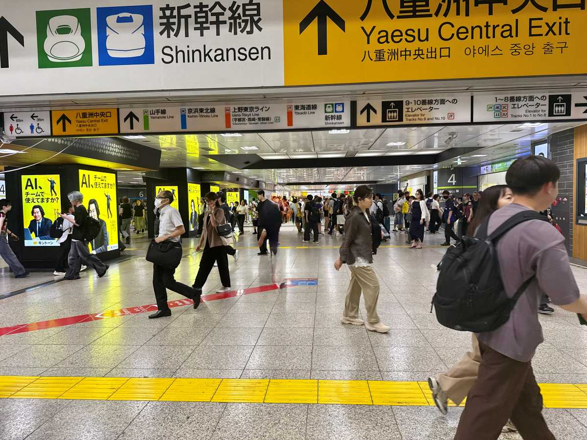 東京駅八重洲側にある東海道・山陽新幹線の案内表示