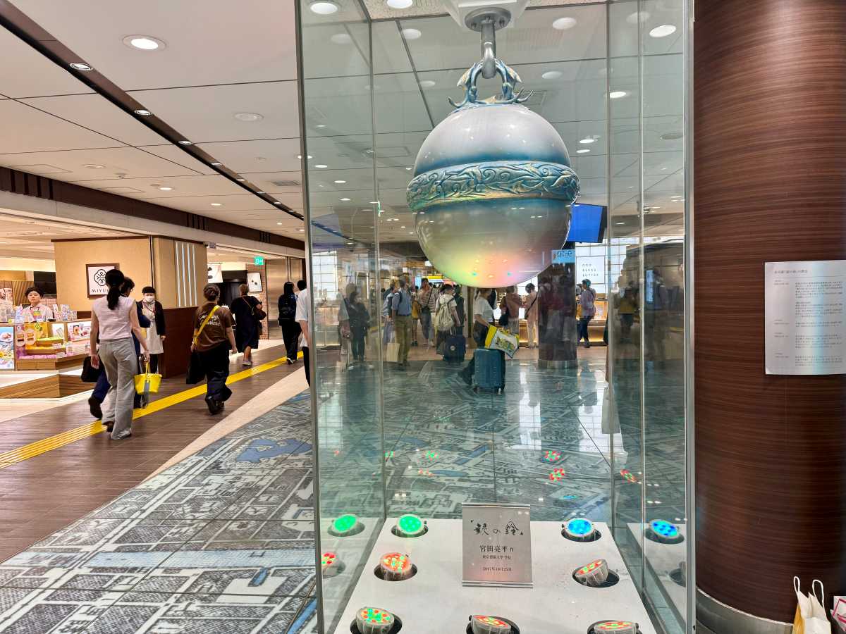 東京駅地下1階のJR東日本改札内にある銀の鈴と名称表示