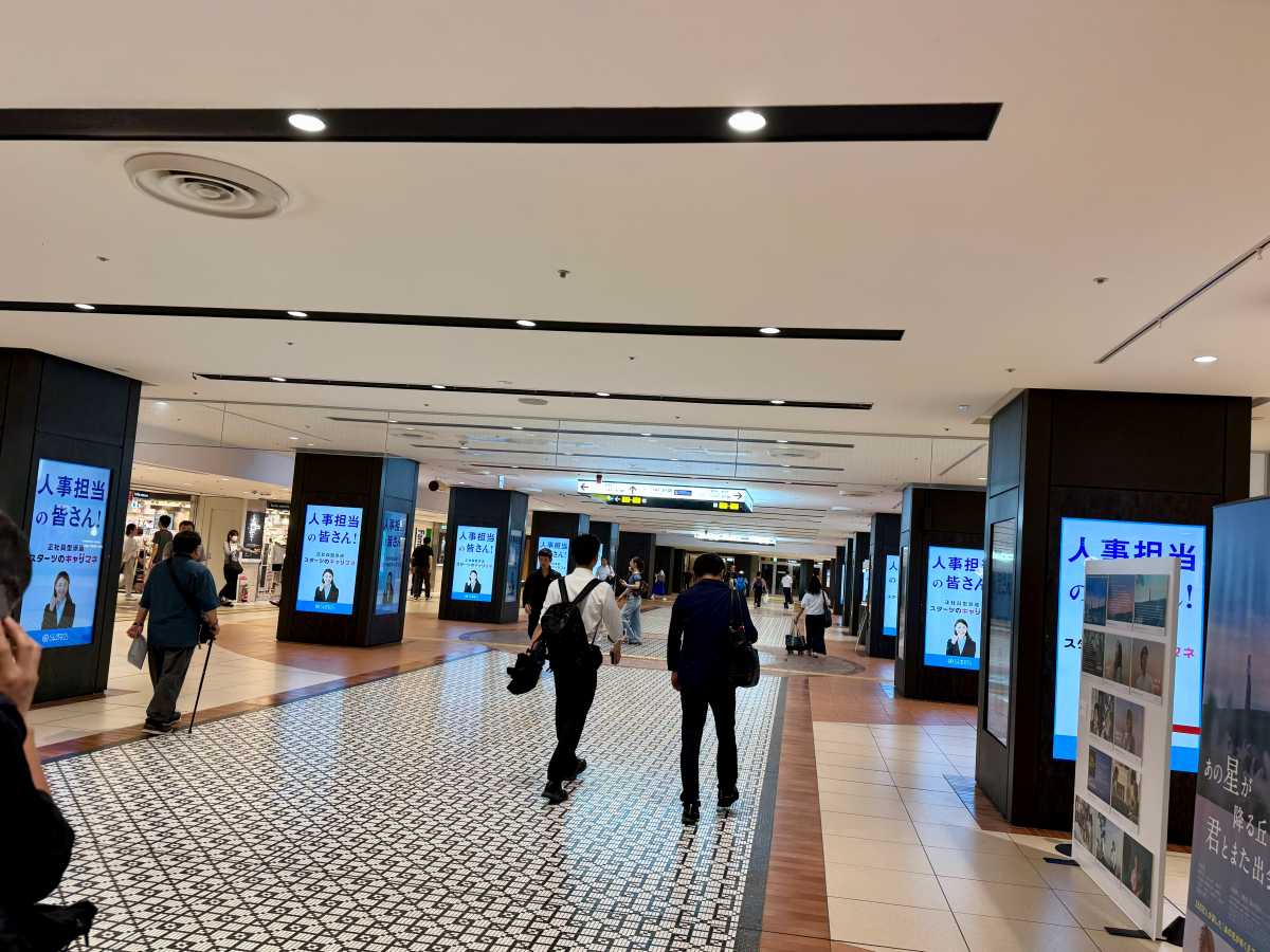 店舗が並ぶ東京駅八重洲地下街の通路