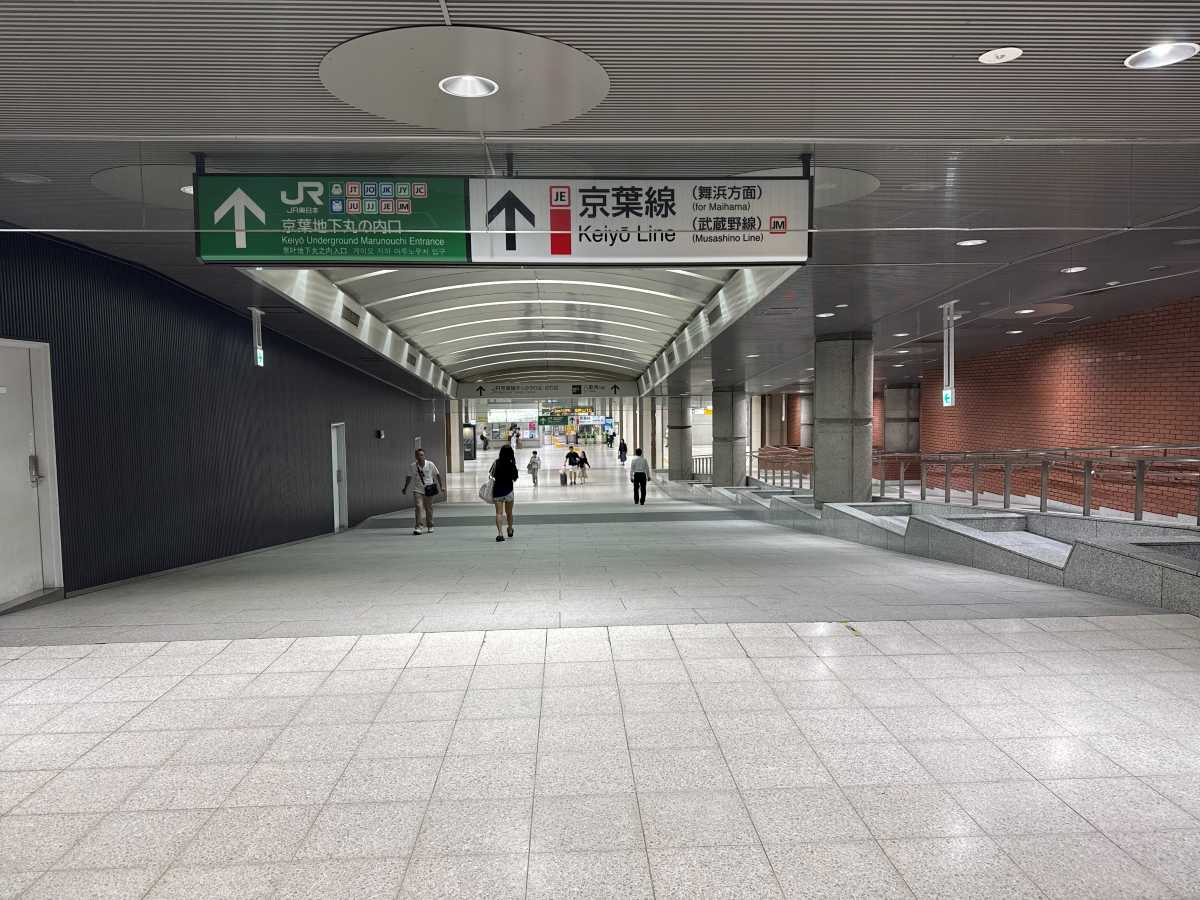 動く歩道が続く東京駅の京葉線連絡通路